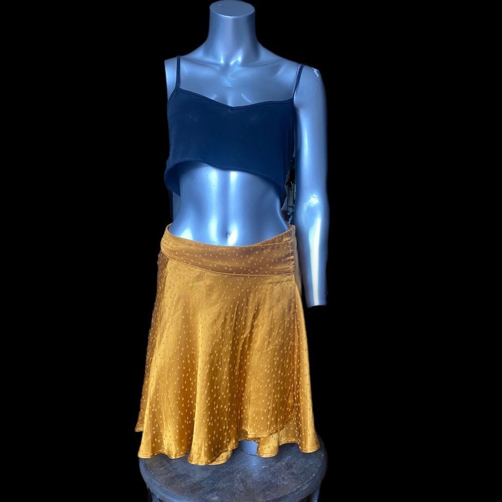 ✨Free People gorgeous skirt 💛 gold (8) or 🖤 black (4) mini✨
